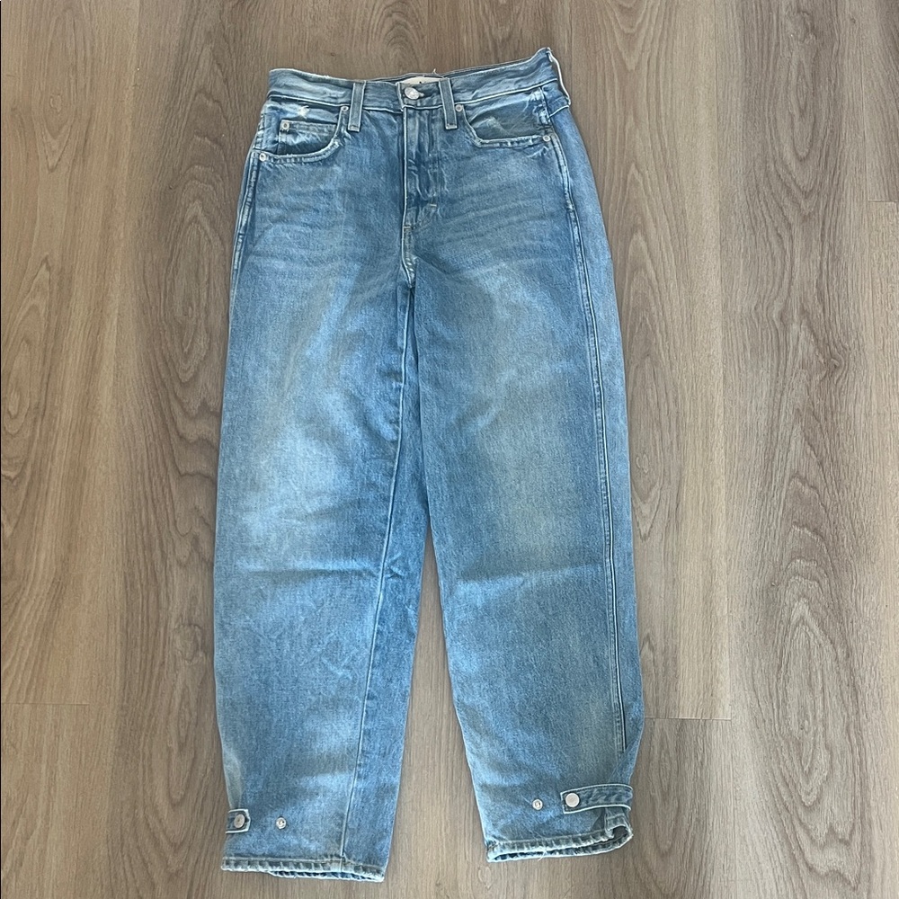 AMO Boyfriend Jeans in Faded Light Blue